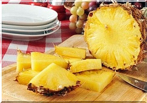 Pineapple is a healthy food for arthritis in the hands