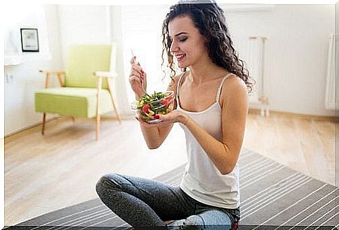 woman eating salad