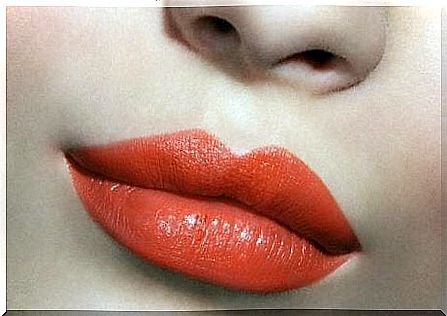 Whether dark or fair complexion - the vibrant color of lipstick always requires courage