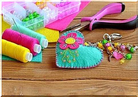 Homemade keychains: recycling ideas