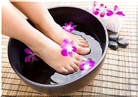 A woman wetting her feet - how to get rid of the bad smell of feet?