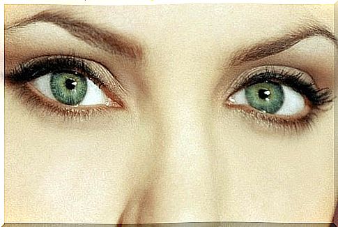 woman green eyes