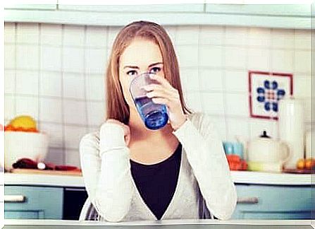 Woman drinking water - how to change your diet to lose weight?