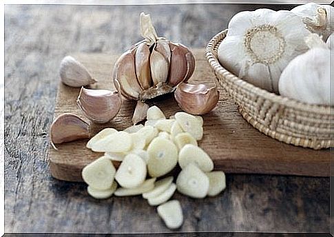 Sliced ​​garlic into red blood cells