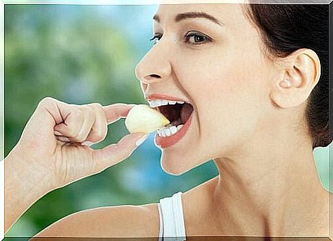 A woman eating garlic for vaginal mycosis