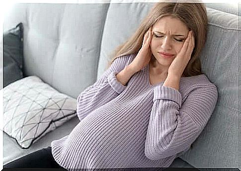 pregnant woman with headache