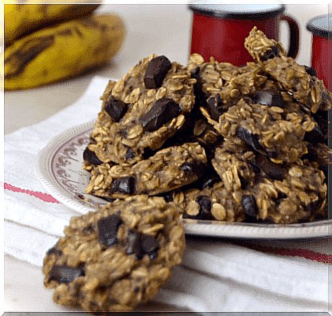 Sugar-free oatmeal cookies with chocolate